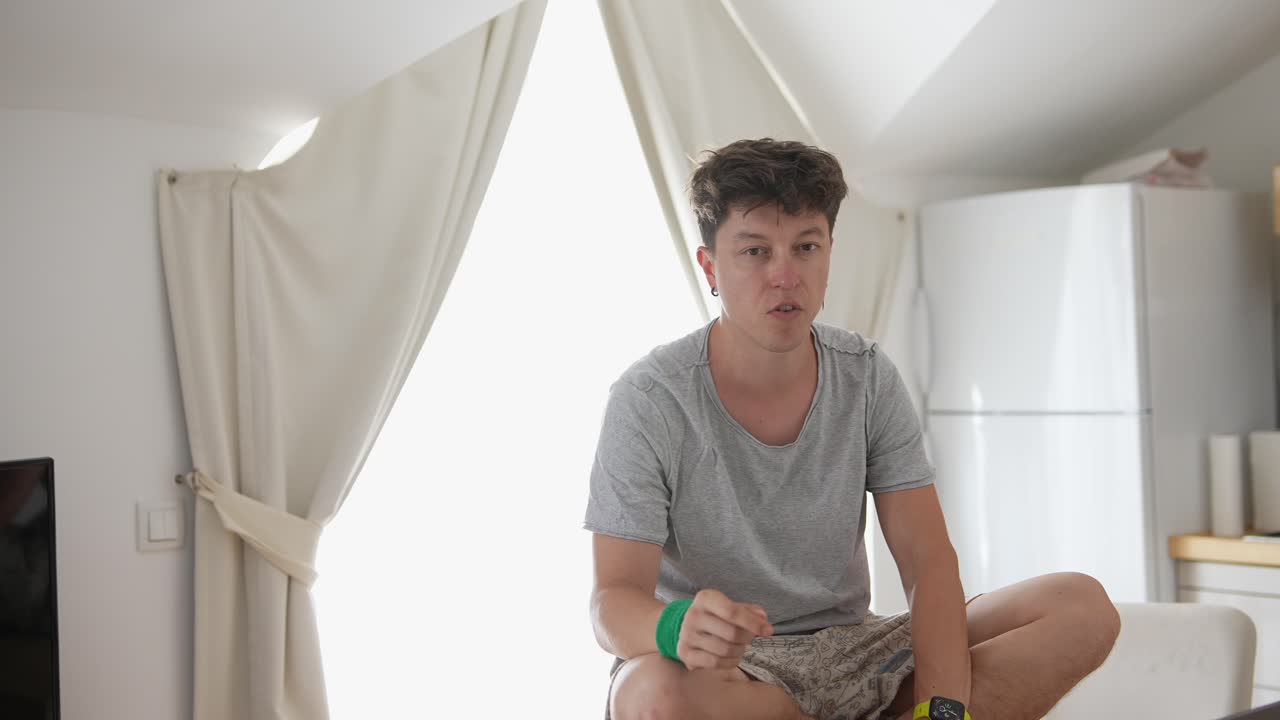 주방 테이블에 앉아 비디오 통화를 하는 남자