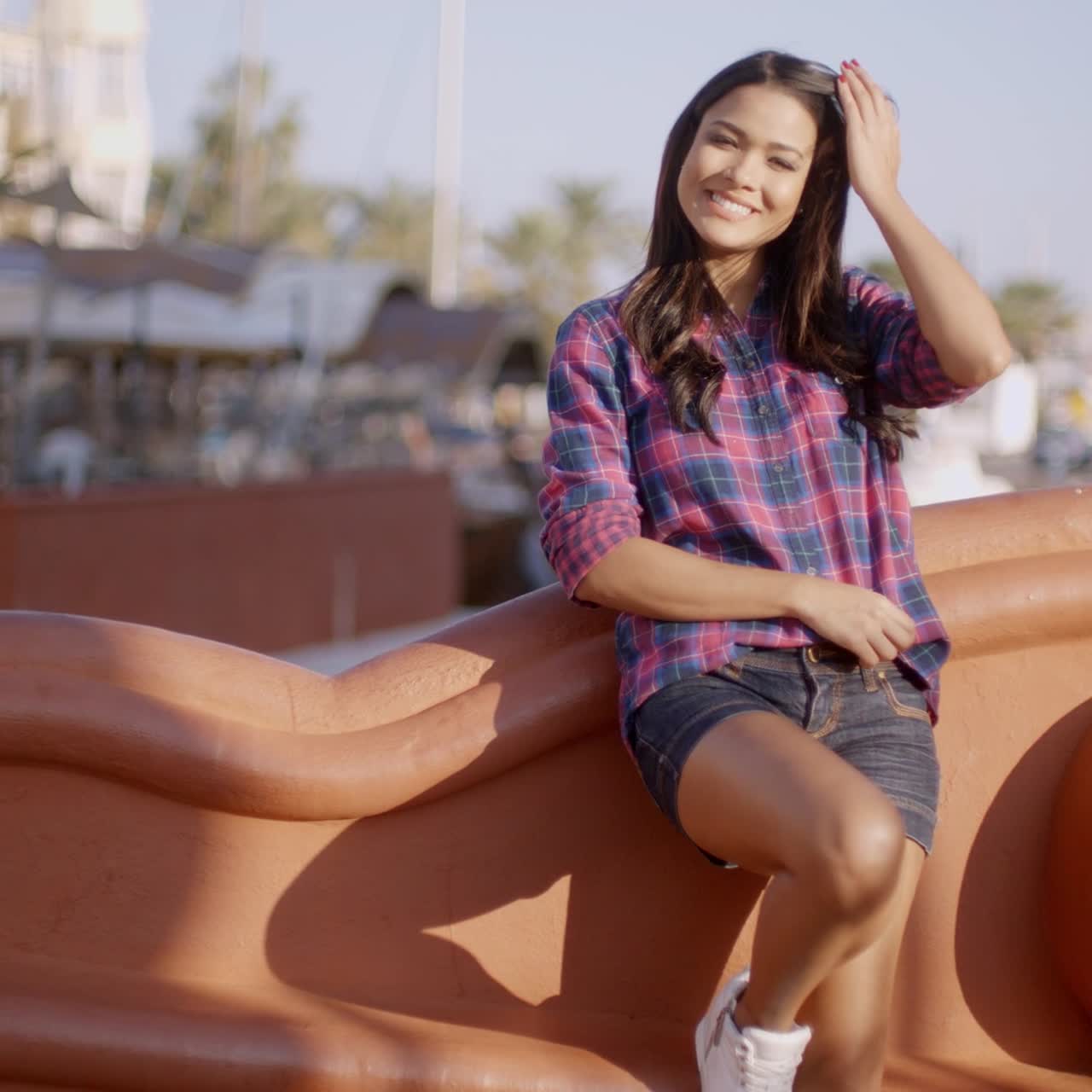 mujer feliz en la calle
