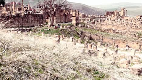 Embárcate-En-Un-Viaje-A-Través-Del-Pasado-De-Djemila-Con-Este-Cautivador-Video,-Explorando-La-Fascinante-Arquitectura-Y-El-Patrimonio-Cultural-De-La-Antigua-Ciudad.