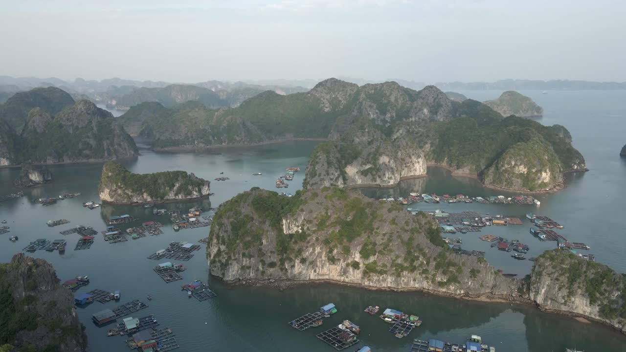 paneo aéreo rápido a través de islas escarpadas y pueblo flotante en vietnam