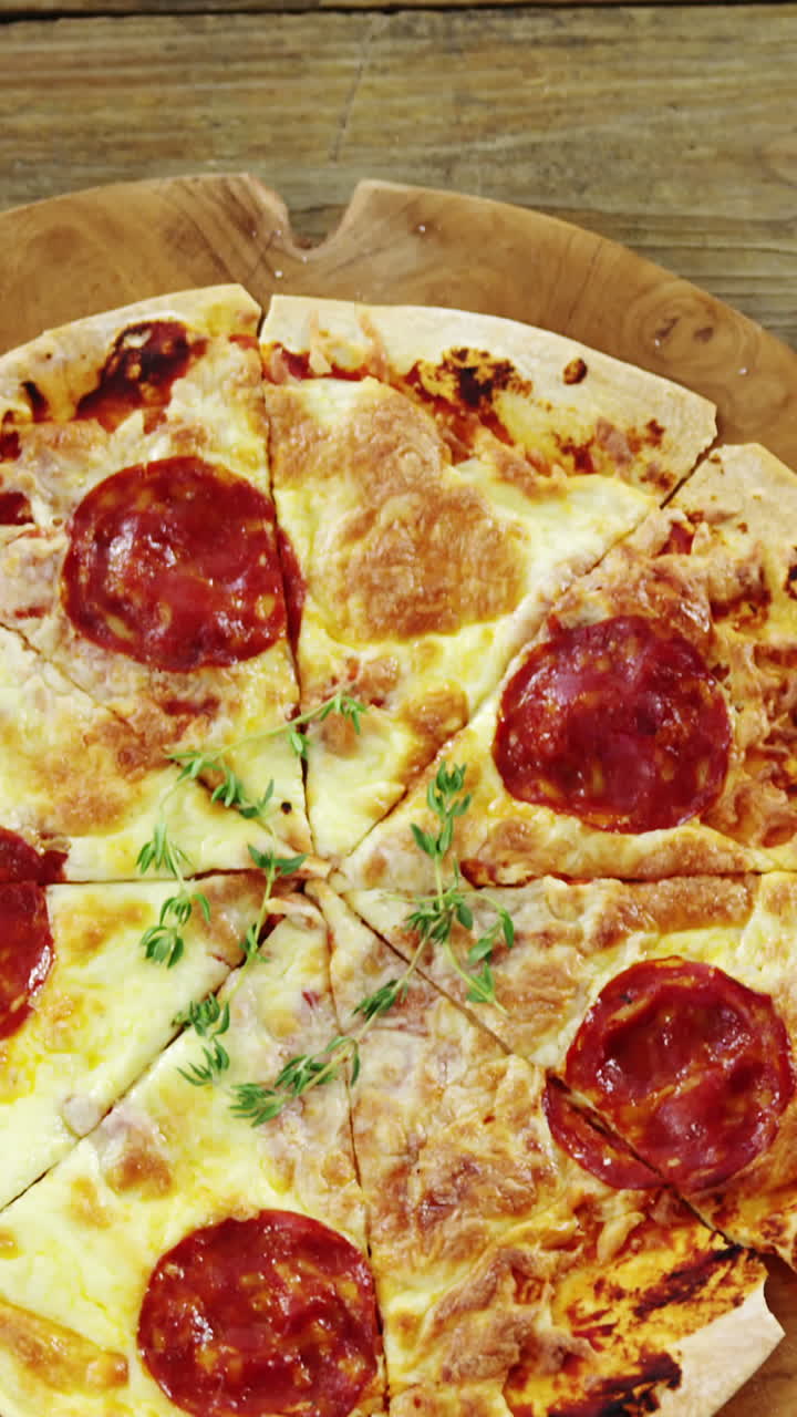 Pizza deliziosa con bicchieri di vino rosso