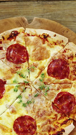 una deliciosa pizza con un vaso de vino tinto