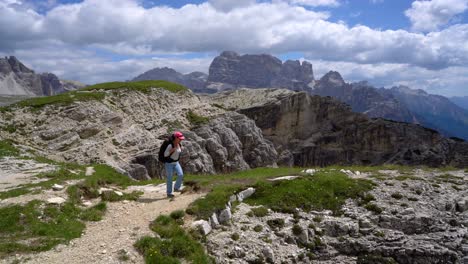 Wanderfrau-Steht-Auf-Und-Erreicht-Die-Höchsten-Dolomitenalpen.