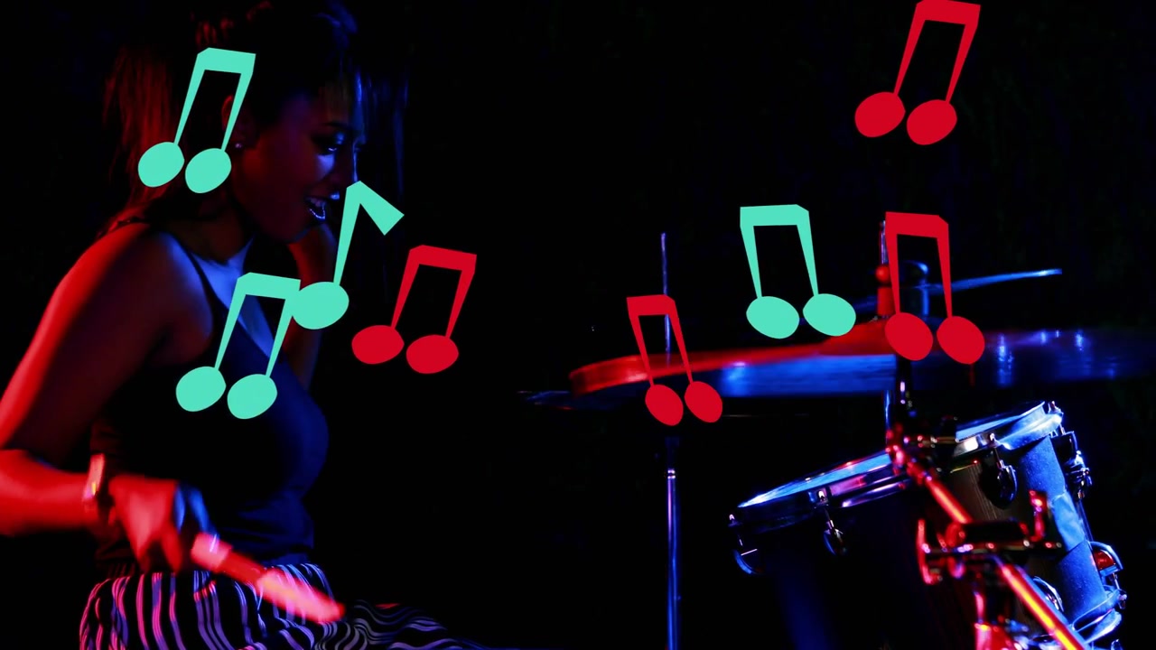 Batterista donna che inizia il set colpendo la batteria, con note animate che si sovrappongono a luci rosse o blu per la musica