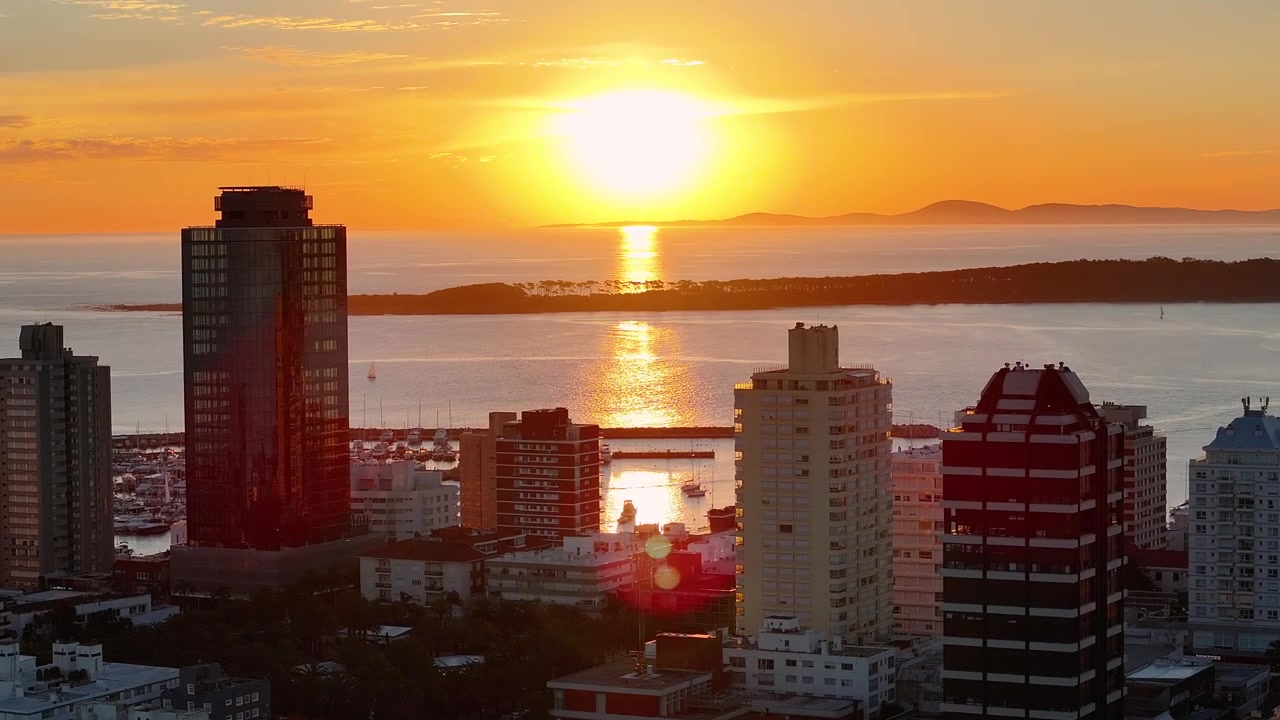 Pôr do Sol no Horizonte de Punta Del Este em Maldonado, Uruguai. Horizonte ao Nascer do Sol. Paisagem de Praia. Centro da Cidade. Horizonte de Punta Del Este em Punta Del Este, Maldonado, Uruguai. Edifícios Altos.