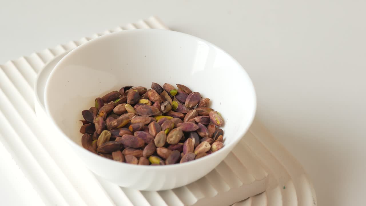 pistachos en un cuenco blanco