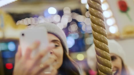 Video-Von-Freunden,-Die-Spaß-Am-Karussell-Haben-Und-Selfies-Machen