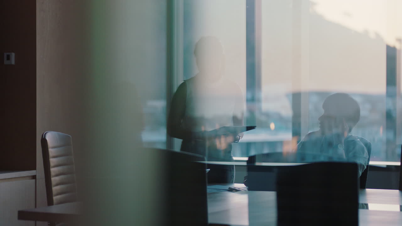 늦은 시간에 일하는 아시아 팀 리더 여성 동료들과 만나고 토론하는 프로젝트 관리자 태블릿 컴퓨터에서 아이디어를 공유하는 경영진 그룹 해가 지는 동안 사무실에서 브레인스토밍