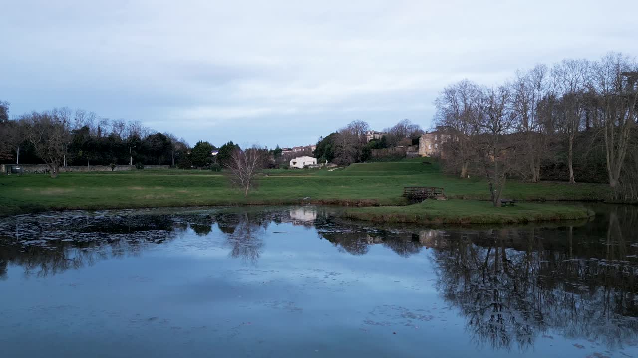 тихое озеро в сумерках, бург, бордо, франция - воздух