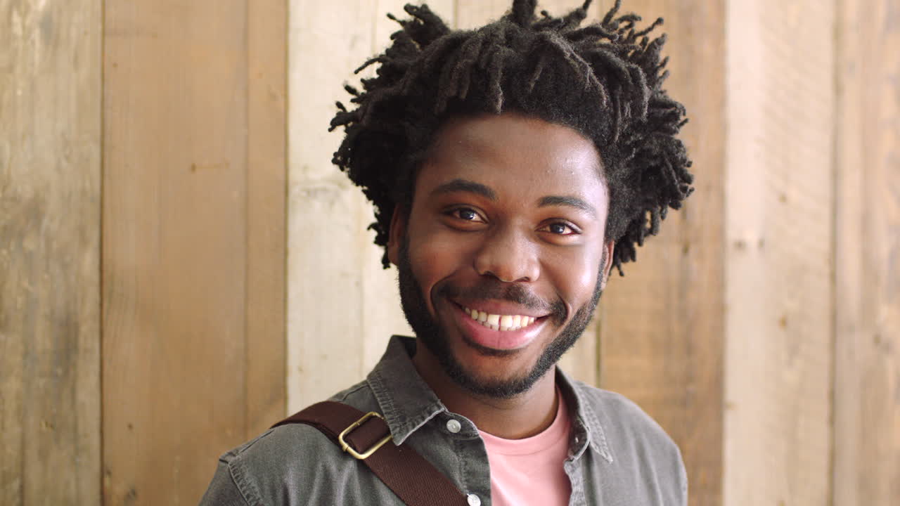 estudiante negro o joven emprendedor seguro de sí mismo