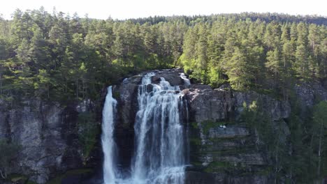 Cima-De-La-Cascada-Tvindefossen