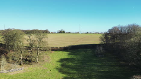 Blick-Von-Oben-Auf-Ein-Feld-Und-Bäume-Mit-Einem-Mann,-Der-In-Der-Ferne-In-Great-Missenden-Geht