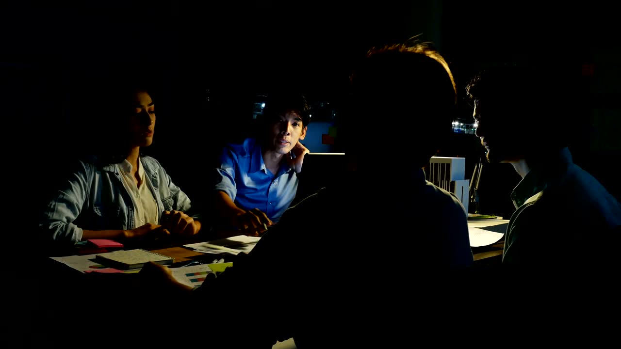 아시아인들은 밤까지 함께 모이는 사람들입니다. 오버타임 개념으로 일하는 사람들입니다.