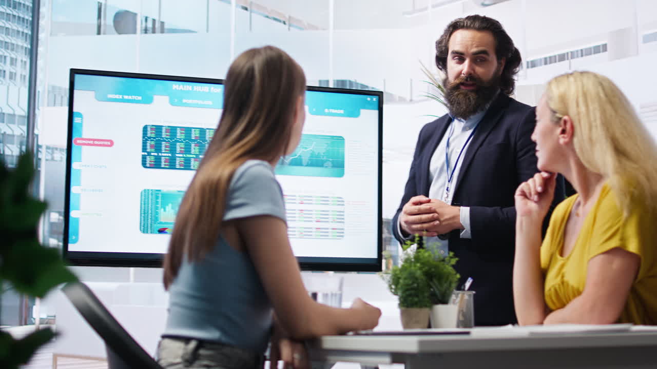 el agente de bolsa presenta análisis del mercado de valores a la madre y la hija