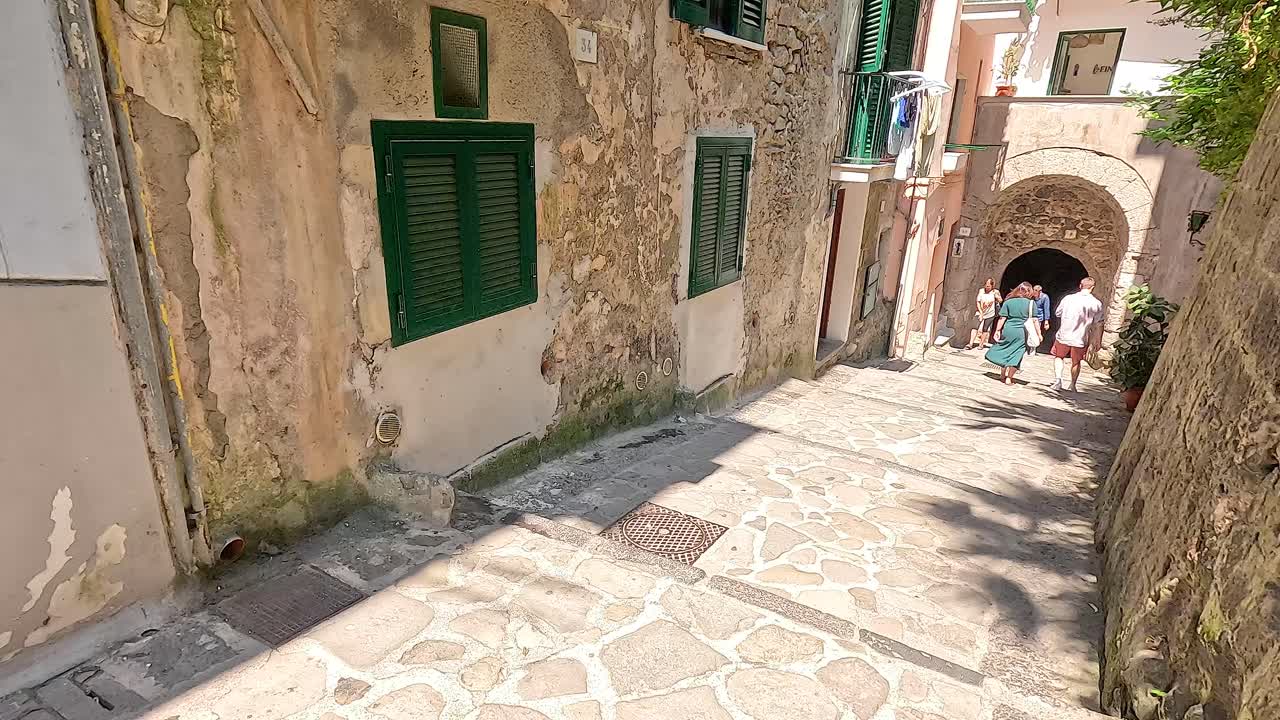 Persone che camminano attraverso un vicolo stretto e affascinante