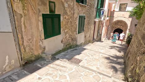 gente caminando por un callejón encantador y estrecho