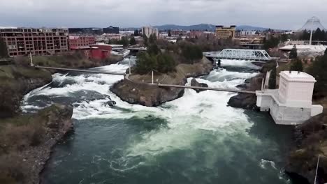 Vista-De-Los-Puentes-Sobre-El-Río-Spokane-En-Washington---Tiro-De-Dron-De-Retroceso