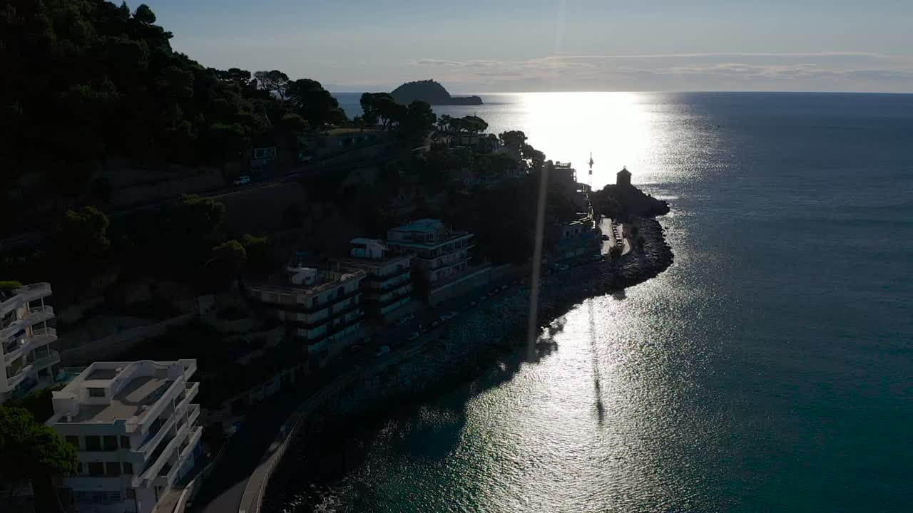 리구리아 해안을 드러내는 드론 샷