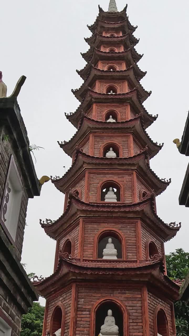 turistas caminando por una antigua estructura de pagoda
