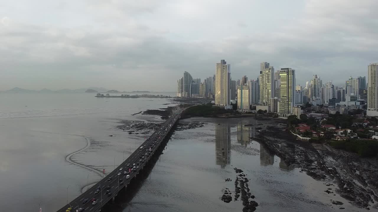 Ripresa aerea molto nuvolosa del lungomare di Panama City con ponte autostradale