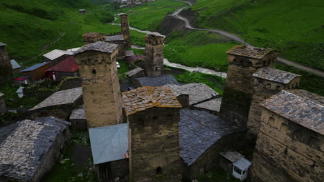 Antiguo-Pueblo-De-Ushguli-En-El-Río-Enguri-Con-Vistas-A-Las-Torres-Svan-En-Un-Día-Lluvioso-En-Svaneti,-Georgia