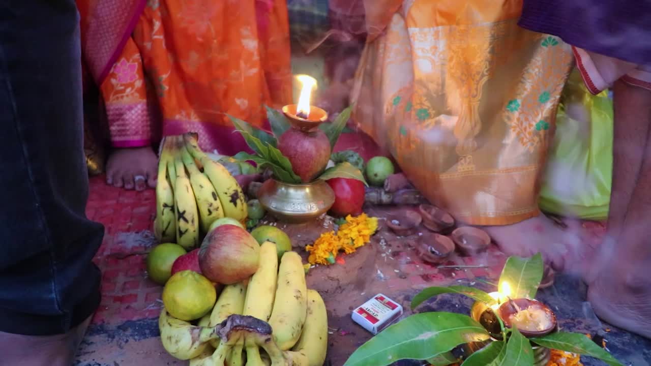 lámpara de aceite encendida con ofrendas durante los rituales sagrados en el festival desde diferentes ángulos el video se toma con motivo del festival chhath que se utiliza para celebrar en la india del norte el 28 de octubre de 2022
