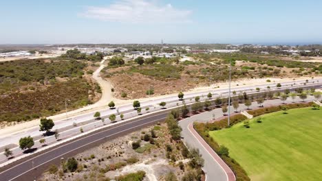 Schwenk-Von-Links-Nach-Rechts-Auf-Der-Autobahn-Und-Der-Leeren-Sportarena-In-Yanchep,-Perth,-Australien