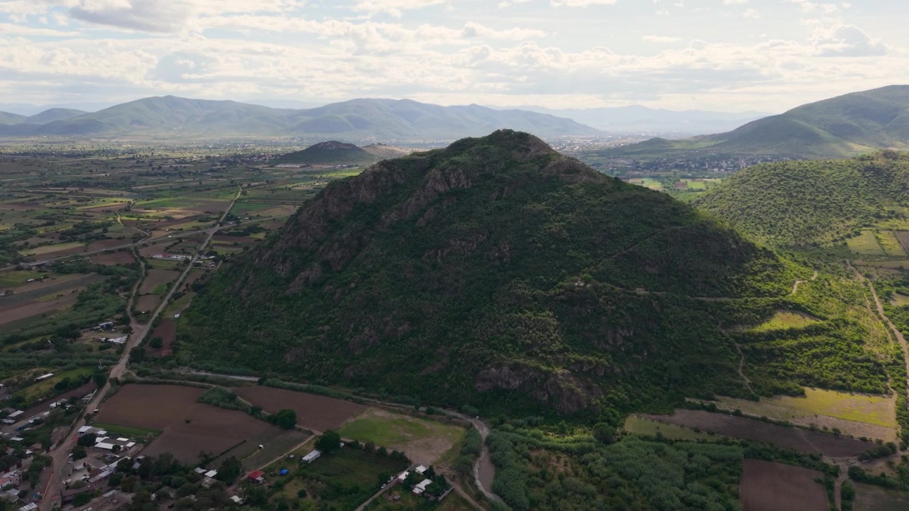 Vista dall'alto di campi nutriti dalla pioggia e montagne aspre a Oaxaca, Messico.