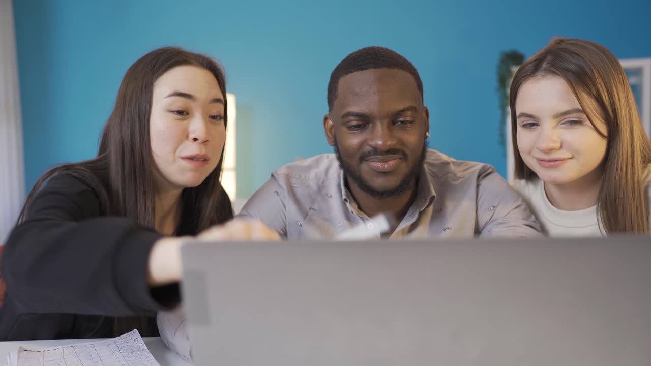 felices jóvenes amigos de la universidad. grupo multiétnico.