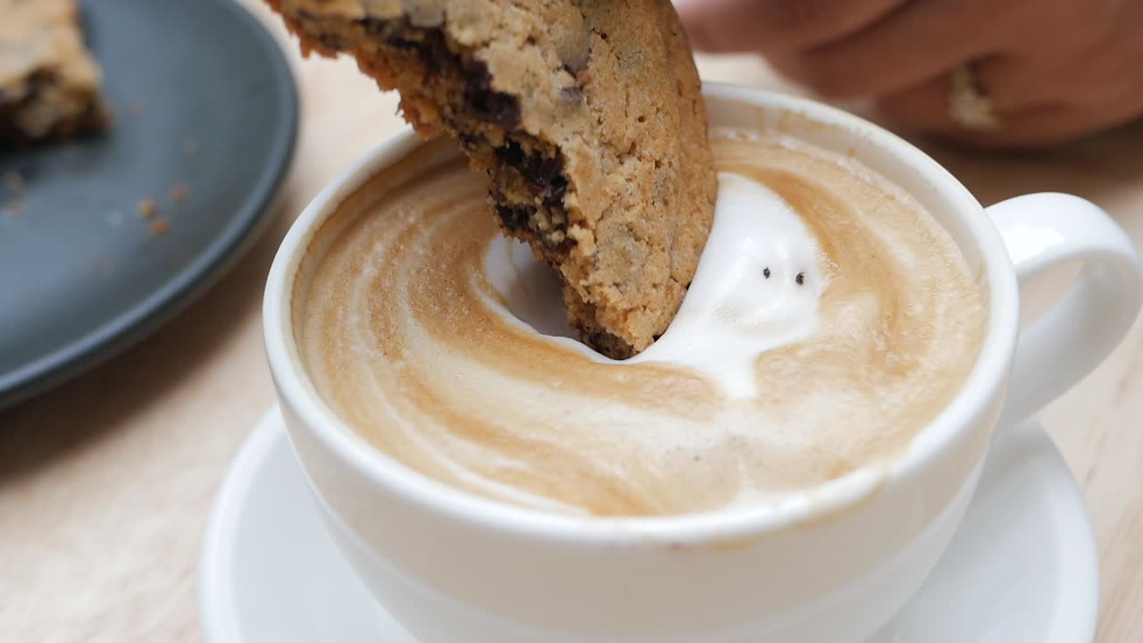 초콜릿  쿠키가 커피 한 잔에 담그고 있다