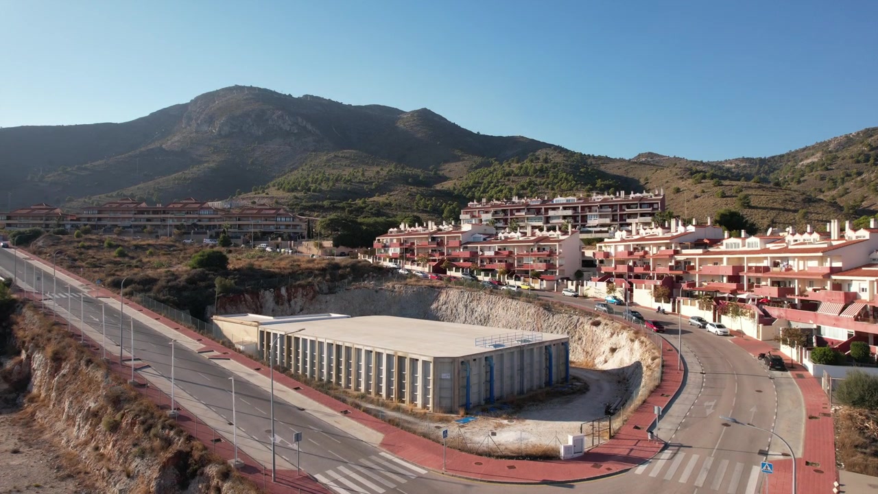 Tomada aérea ascendente da cidade de Andaluzia, Espanha