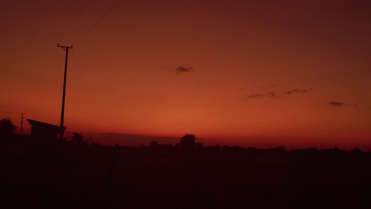 las vibrantes tonalidades del atardecer pintan el cielo sobre arauca, colombia, la silueta del paisaje