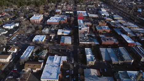 Vista-Aérea-De-Flagstaff,-Arizona,-Estados-Unidos,-Edificios-Del-Centro-Y-Tráfico-Callejero,-Revelando-Un-Disparo-De-Drone