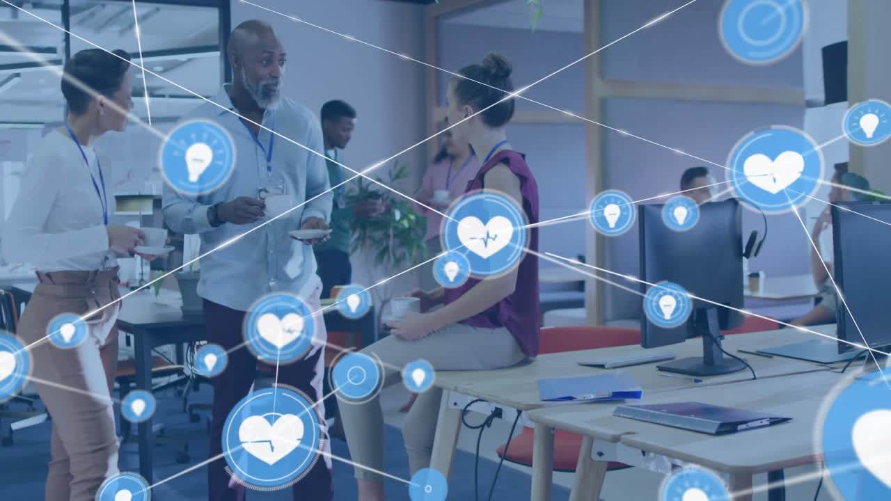 사무실에서 차 휴식시간에 아이디어를 공유하는 다양한 동료들에 대한 선으로 연결된 아이콘의 애니메이션