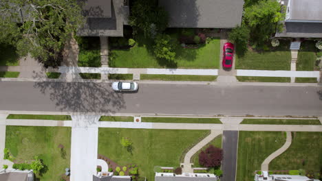 Overhead-Einer-Vorstadtstraße-Mit-Einer-Schriftrolle-Nach-Oben