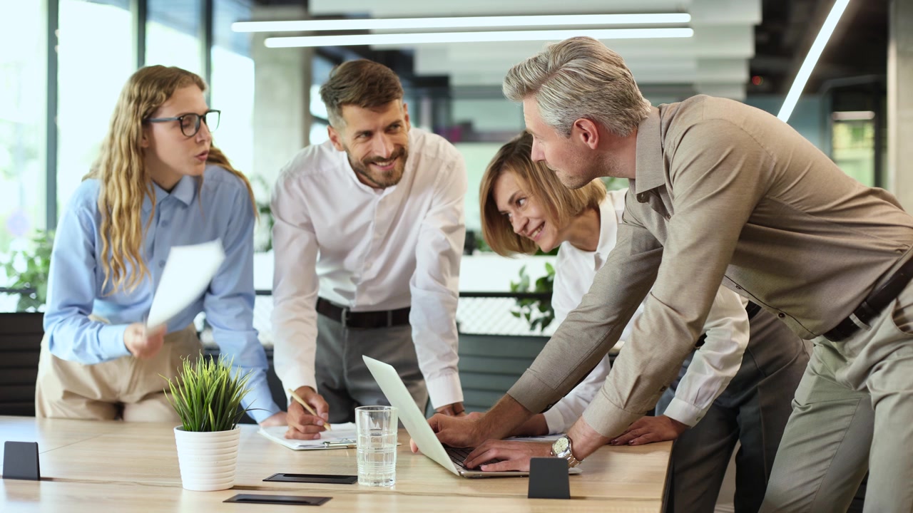 Team aziendale professionale che collabora al laptop in un ufficio moderno