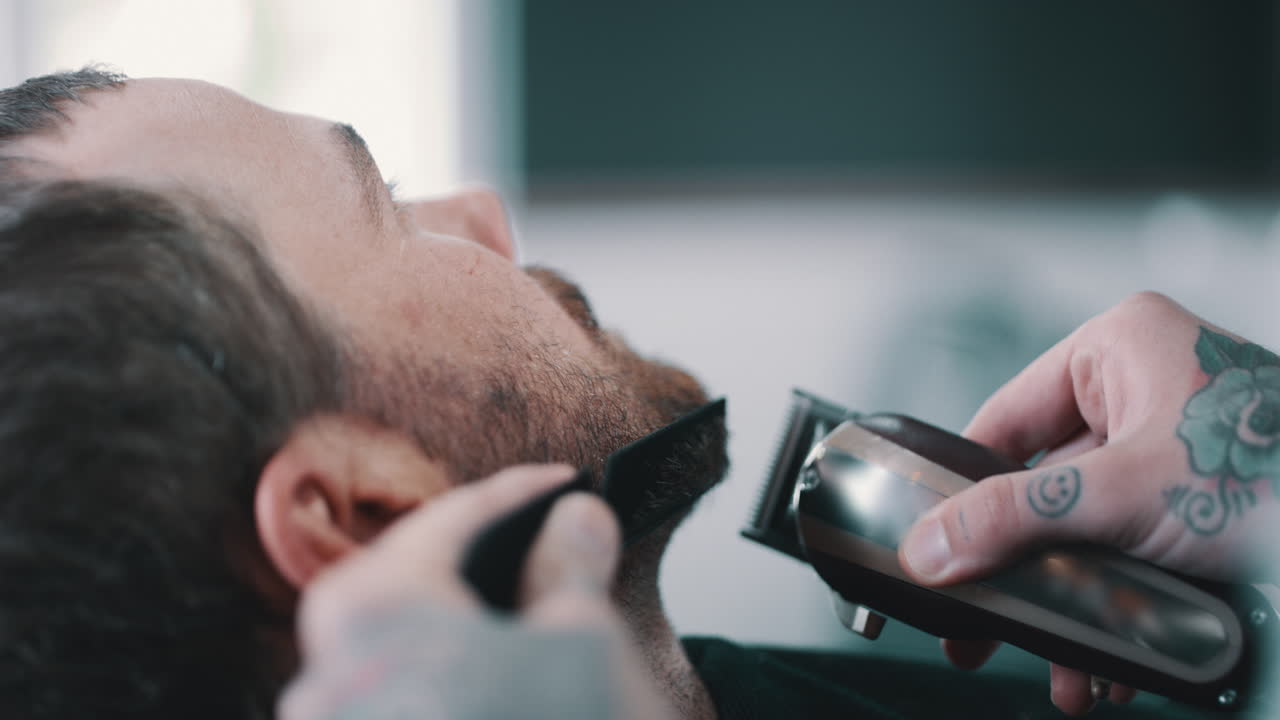 creando obras maestras con una máquina de afeitar