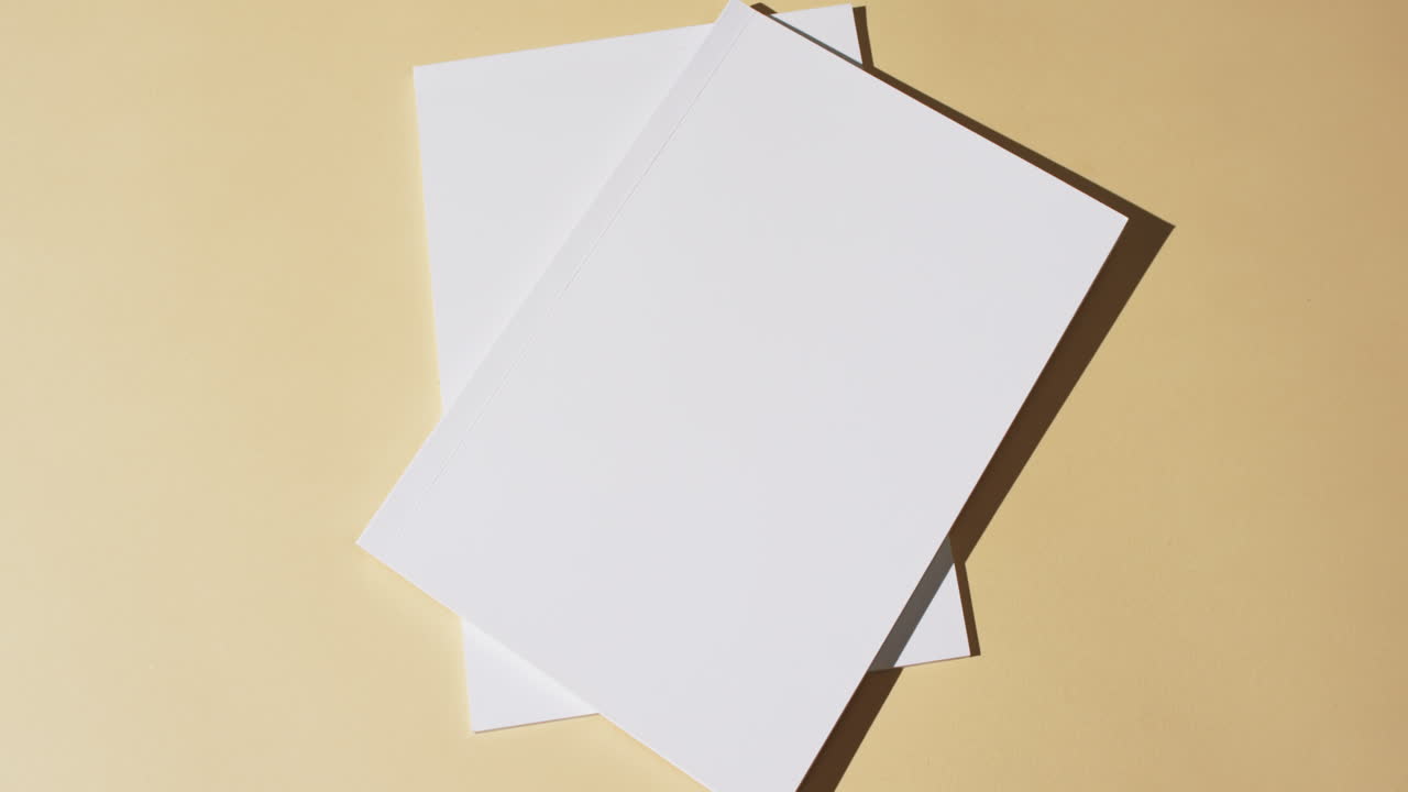 video de libros con páginas blancas y espacio de copia en fondo amarillo