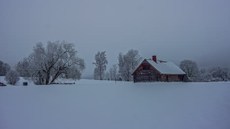 Zeitrafferaufnahme-Eines-Holzchalets,-Das-An-Einem-Bewölkten-Wintertag-Mit-Dicken-Schneeschichten-Bedeckt-Ist