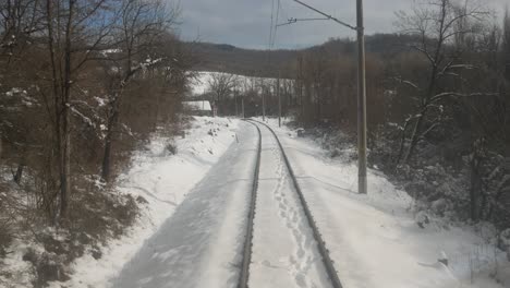 el tren viaja en una vía cubierta de nieve