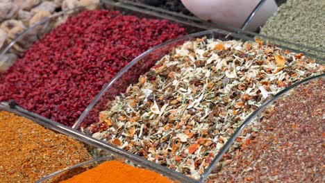 especias y hierbas coloridas en un mercado turco