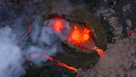 las tomas cinematográficas aéreas de un dron de 4k capturan el espectáculo único de una abertura volcánica expulsando lava, parecida a una burbuja, a medida que el dron se acerca de cerca