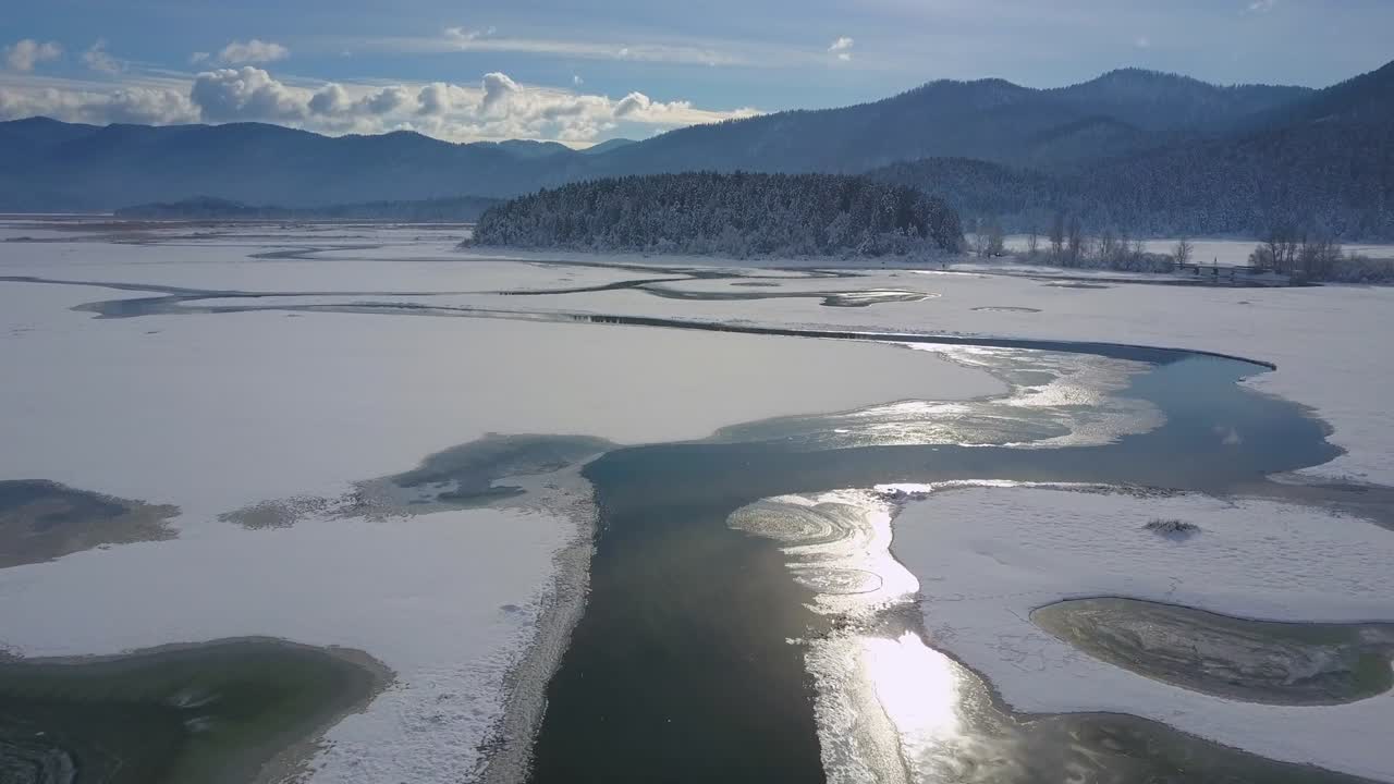 весенний дрейф льда на замороженной зимней реке, перелет озера - видео с коллекцией дронов