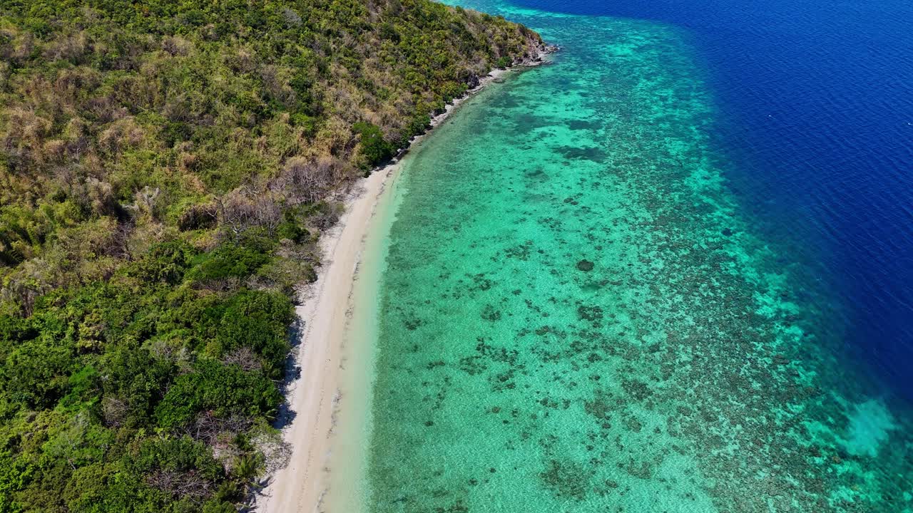 필리핀 팔라완 근처의 열대 해변을 따라가는 드론 영상