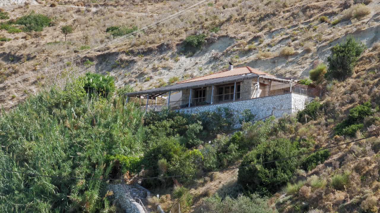 antigua villa en una colina en la playa de agia kiriaki cerca del pueblo de zola en kefalonia, grecia