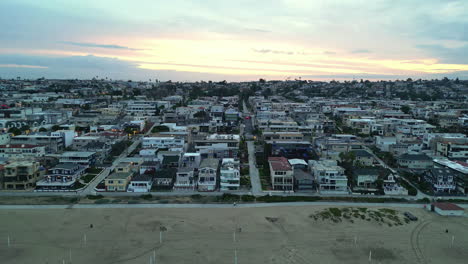 Manhattan-Beach,-California,-EE.UU.---Una-Vista-De-Las-Pintorescas-Residencias-Frente-Al-Mar-Durante-La-Puesta-De-Sol---Toma-Panorámica-Aérea