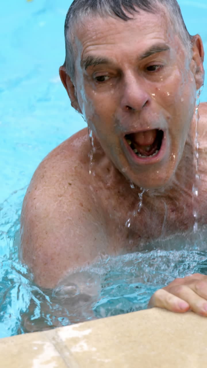 커플이 물 위에 머리를 고