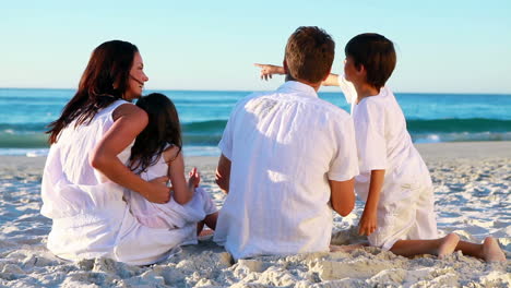 Glückliche-Familie-Sitzt-Auf-Dem-Sand