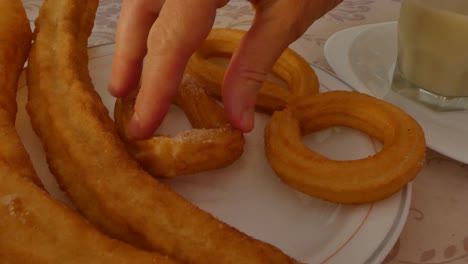 Ein-Teller-Mit-Churros-Und-Porras-Mit-Zucker-Zum-Frühstück