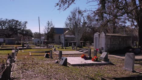 ángel custodiando los terrenos del cementerio en bay saint louis, mississippi